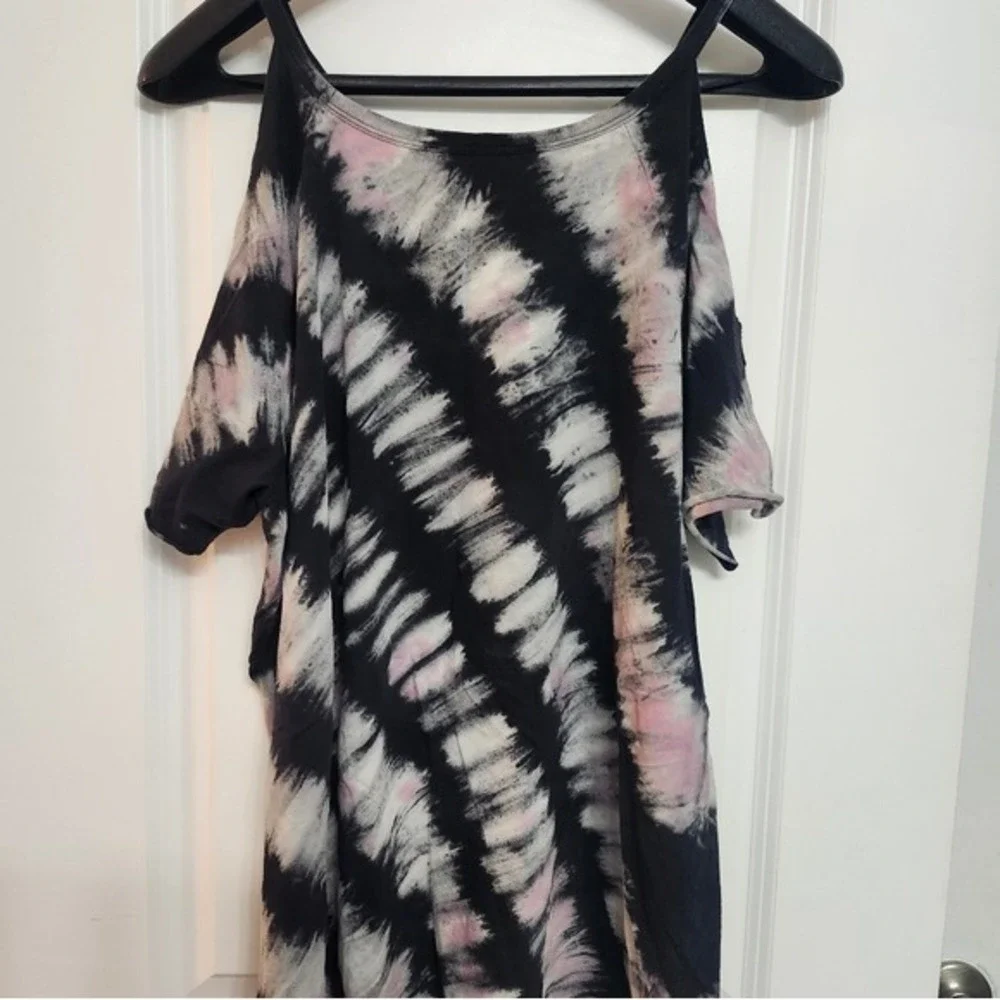 Torrid Cold-Shoulder Raw-Edge Tee in Cheetah Black Tie-Dye Size 1 Woman's XL - Picture 7 of 8